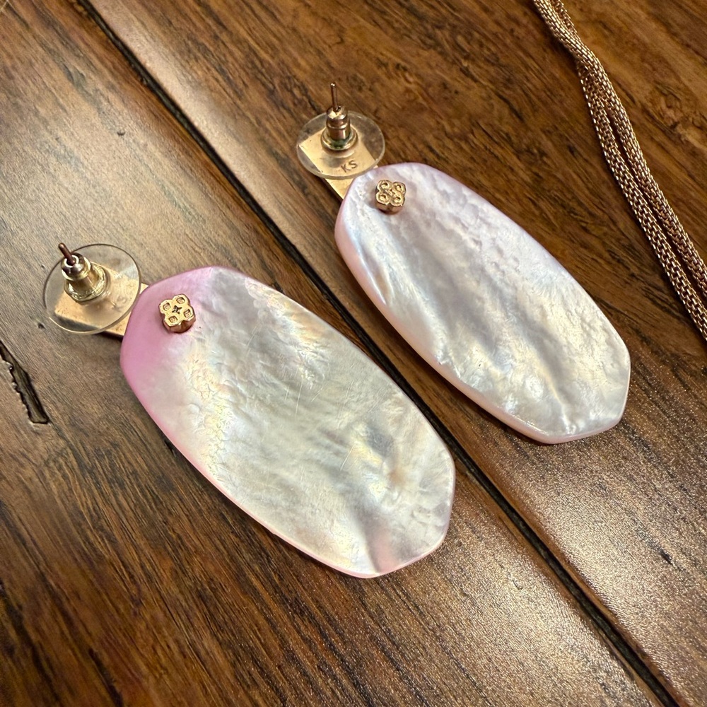 Kendra Scott Inez Long Pendant Necklace & Matching Earrings in Gold, Rose Quartz - Picture 3 of 5
